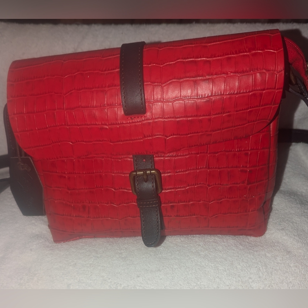 Elegant In Pell Red Crocodile-Embossed Crossbody Bag